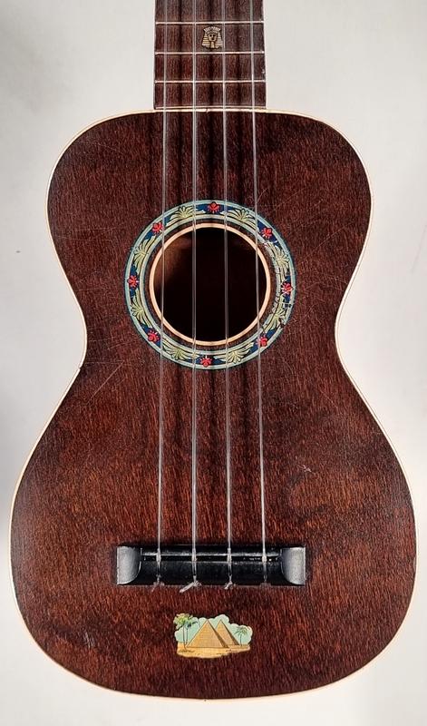 UKULELE SOPRANO DE REGAL c.1950, Plus d'infos...